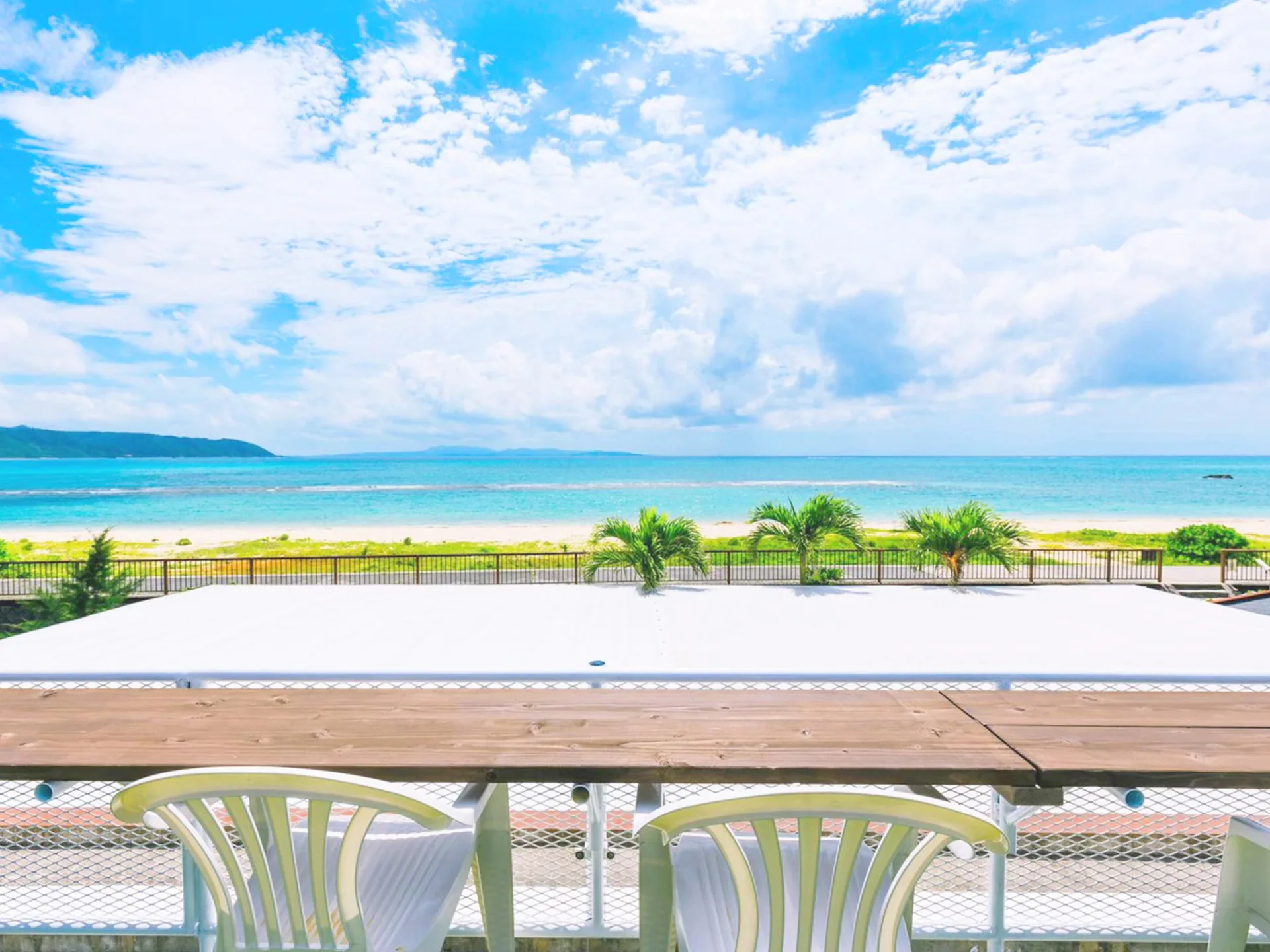 Sunset Villa ACCORCLAW OKINAWA バルコニーから望むエメラルドグリーンの海